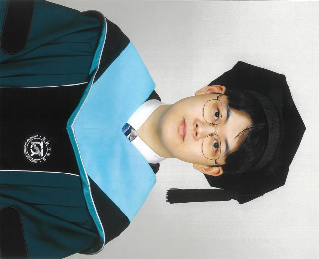 그림입니다.  원본 그림의 이름: 김성택 학생 졸업사진.JPG  원본 그림의 크기: 가로 646pixel, 세로 524pixel